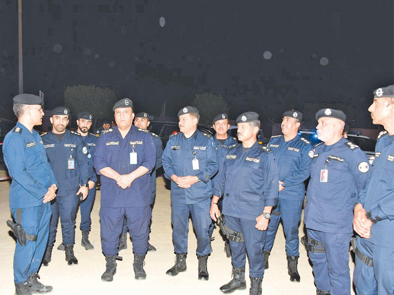 البرجس خلال تفقد إحدى الحسينيات 