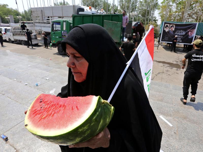 عراقية تشارك في اعتصام البرلمان وسط بغداد أمس (أ ف ب)