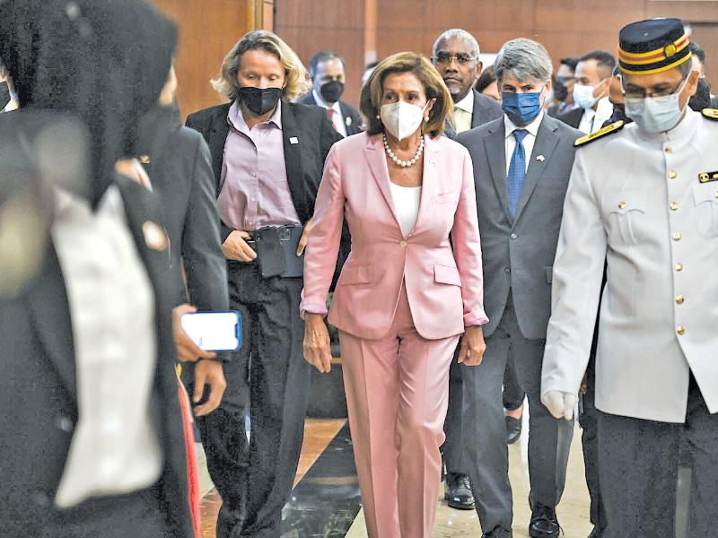 رئيسة مجلس النواب الأميركي نانسي بيلوسي بعيد وصولها أمس إلى مطار تايبيه