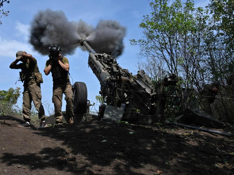 جنديان أوكرانيان في مربض مدفعي على الجبهة في خاركيف (ا ف ب)