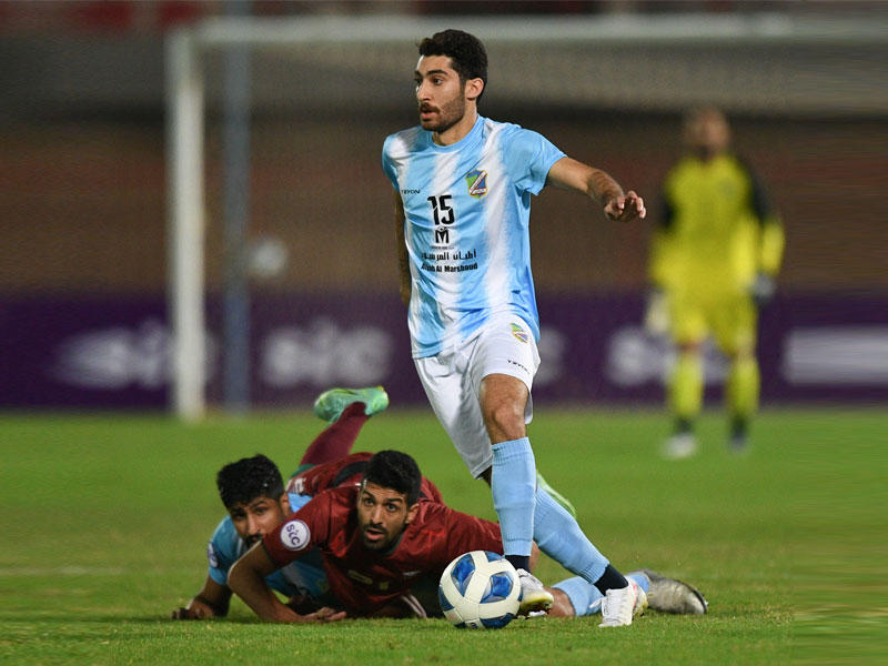 لاعب الفريق الأول لكرة القدم بنادي السالمية حمد القلاف يستحوذ على الكرة من يعقوب الطراروة في لقاء سابق