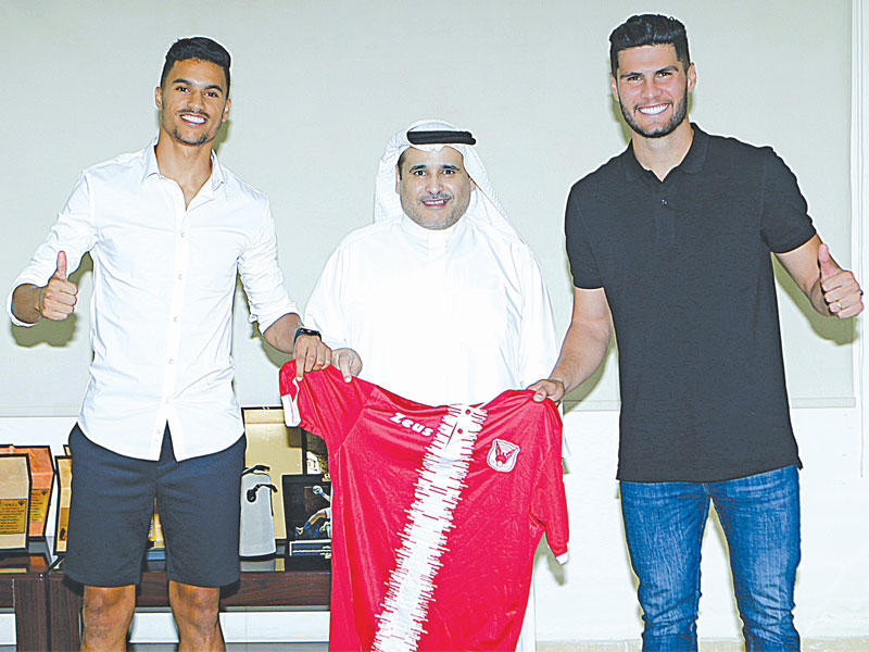   رئيس نادي الفحيحيل حمد الدبوس يتوسط المحترفين
