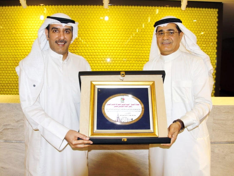 درع تذكارية من سلمان لأمين سر اتحاد التنس الكويتي