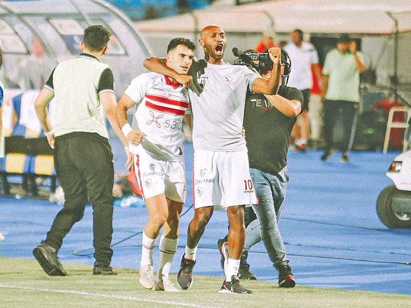 شيكابالا يحتفل مع زملائه بالفوز