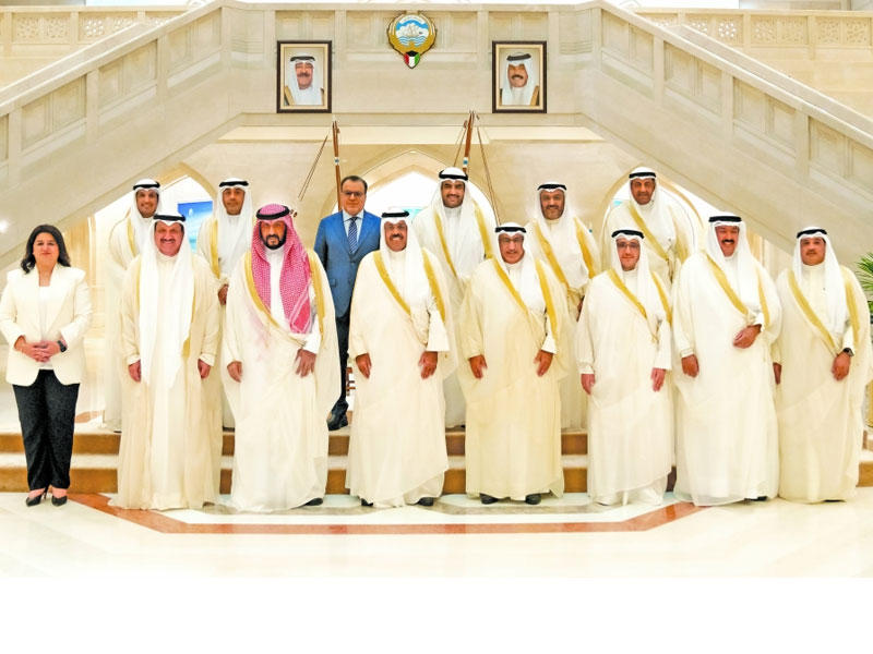 رئيس الوزراء متوسطاً أعضاء الحكومة الجديدة عقب أدائهم اليمين الدستورية أمس