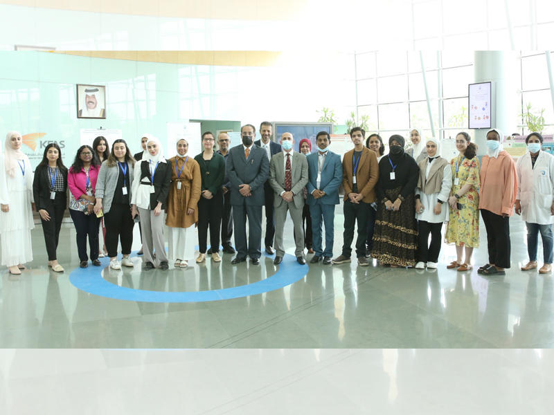 المدير العام للمعهد د. قيس الدويري متوسطاً المشاركين في البرنامج