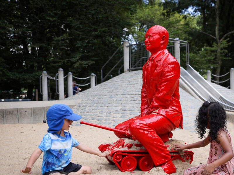 طفلان يلعبان بجانب تمثال للرئيس الروسي يركب دبابة في «سنترال بارك» في مانهاتن بنيويورك (رويترز)