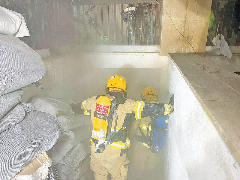 جانب من إخماد النيران