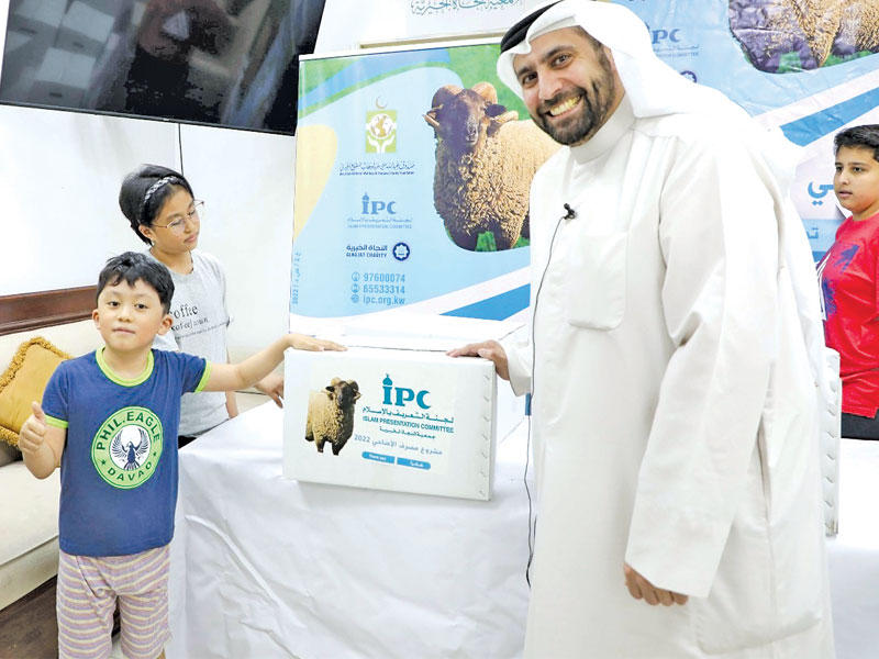 المدير العام للجنة التعريف بالإسلام إبراهيم البدر خلال مشروع توزيع الاضاحي