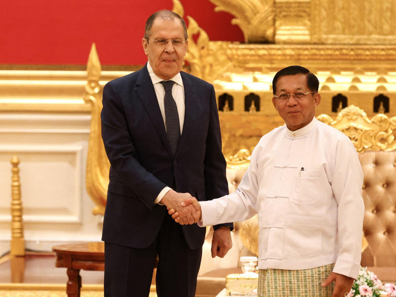 رئيس المجلس العسكري في ميانمار مين أونغ -  وزير الخارجية الروسي سيرغي لافروف