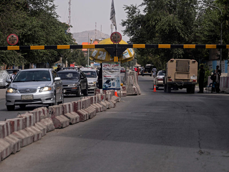 نقطة تفتيش على مدخل منطقة شربور المحصّنة حيث كان يعيش الظواهري (ا ف ب)