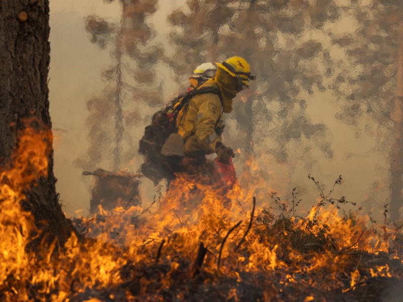 رجل اطفاء خلال اخماد النيران المندلعة في ولاية يوتاه