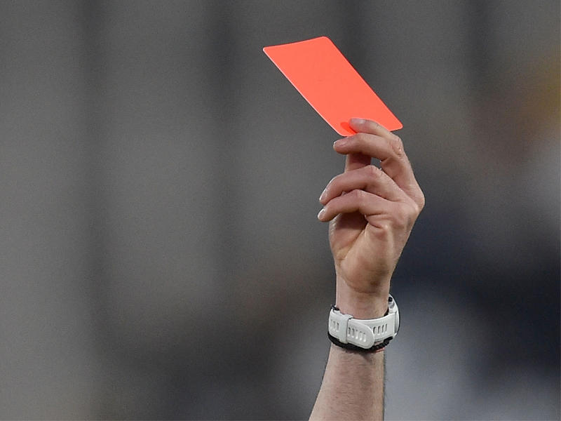 الحكم يشهر البطاقة الحمراء 