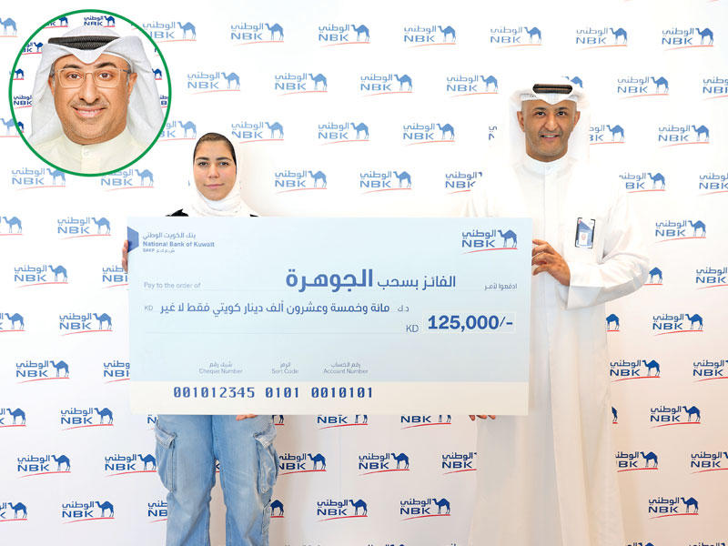 حمود النصرالله يسلّم الجائزة للفائزة حور محمود حمزة أبل