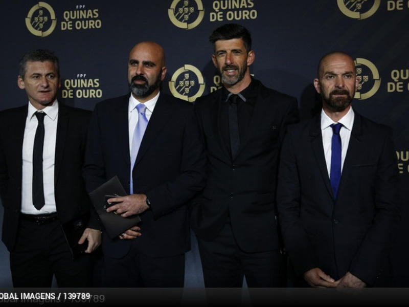 من اليسار إلى اليمين بينتو وبيكسي في حفل غالا داس السنوي لكرة القدم الذي أقيم في لشبونة لتسلم الجوائزn