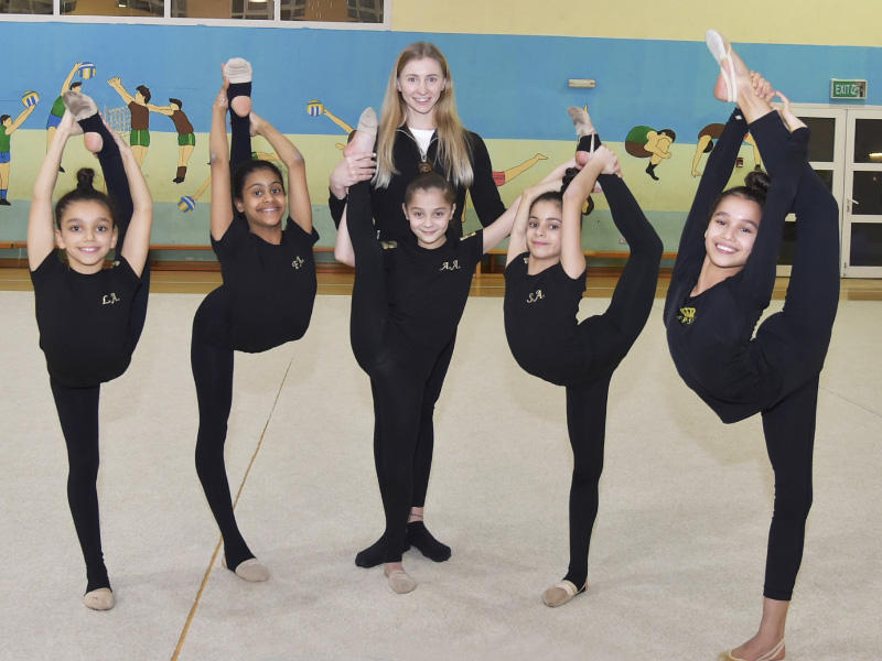 لاعبات منتخب الجمباز الإيقاعي مع المدربة إيرينا