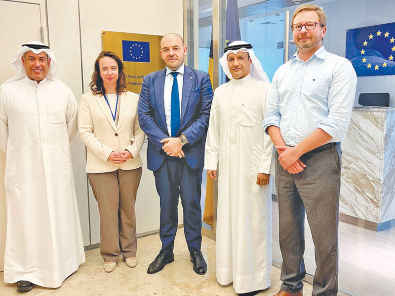 تودور ونائبته لدى استقبال العنزي والجيماز