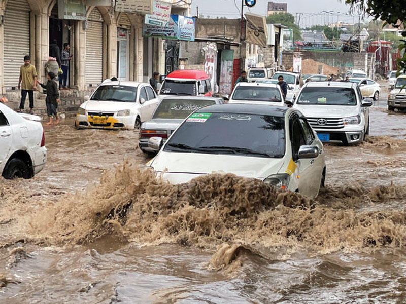 سيول جارفة وأمطار غزيرة وصواعق رعدية تضرب اليمن