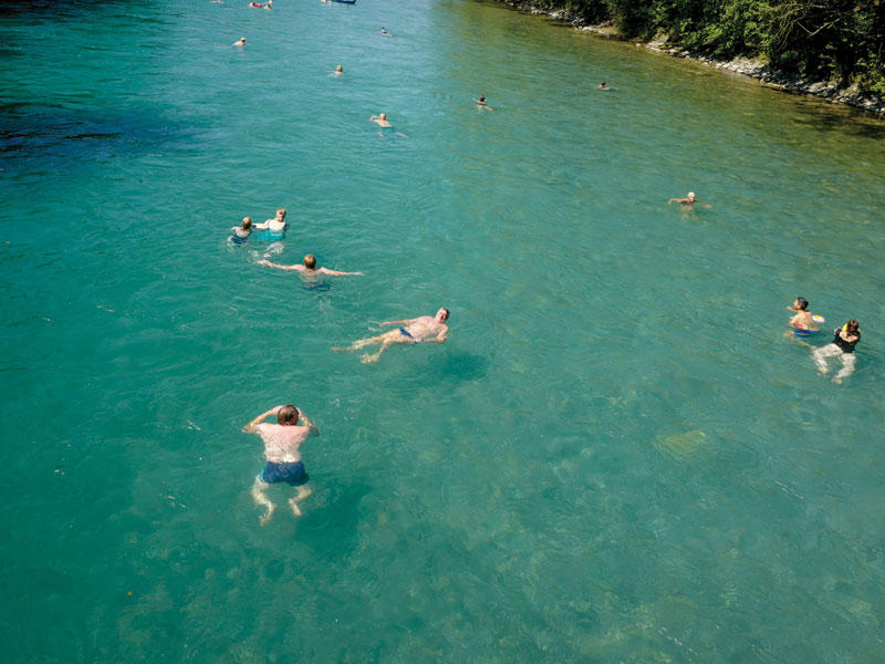 أهالي برن يلجأون لنهر آرا لتخفيف الحر (تصوير عبدالمجيد الشطي)