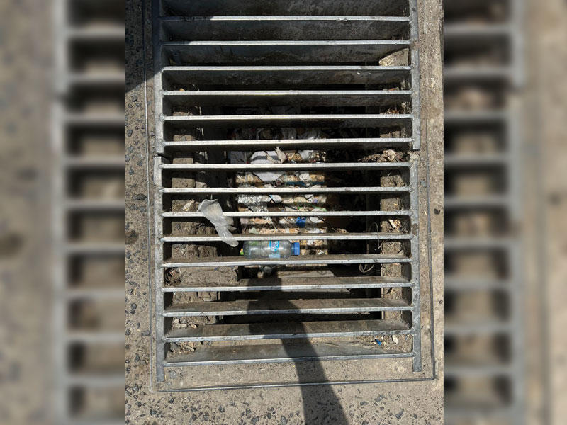 تعديات بناء وقمامة ومخلفات زراعية داخل جاليات الأمطار