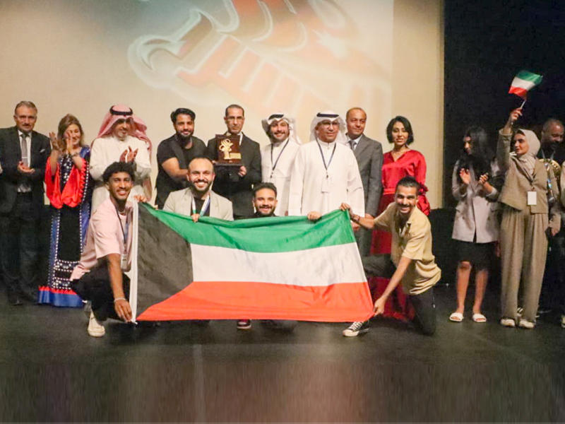  أعضاء فرقة مسرح الخليج العربي يحتفلون بالفوز في الأردن