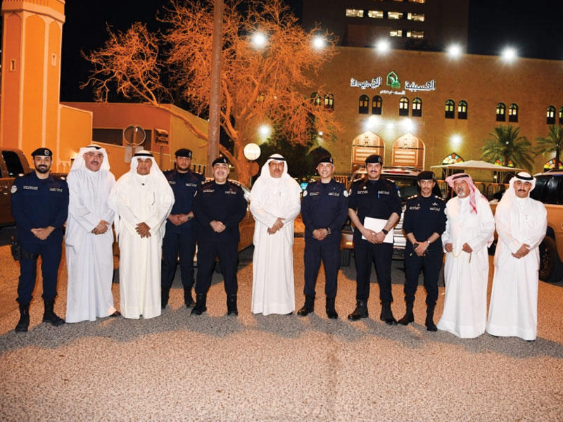 المحافظ والقادة الأمنيون خلال الجولة