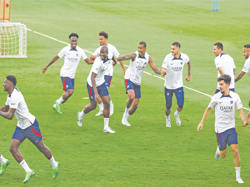 لاعبو باريس سان جرمان خلال التدريب استعداداً للمباراة
