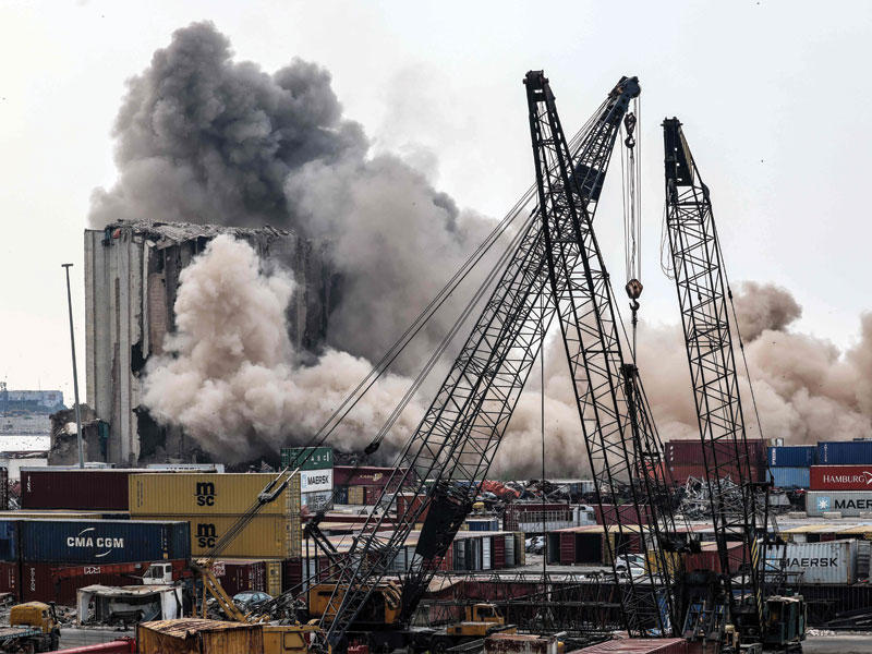 في الذكرى الثانية لتفجير مرفأ بيروت، وفي مصادفة غير عادية انهارت أمس 4 صوامع حبوب جديدة في المرفأ  (أ ف ب)
