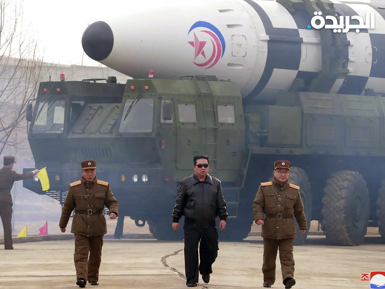 إحدى صواريخ الجيش الشمالي ويبدو الزعيم الكوري