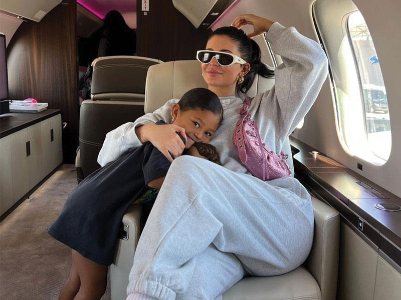 كايلي جينر وابنتها بالطائرة