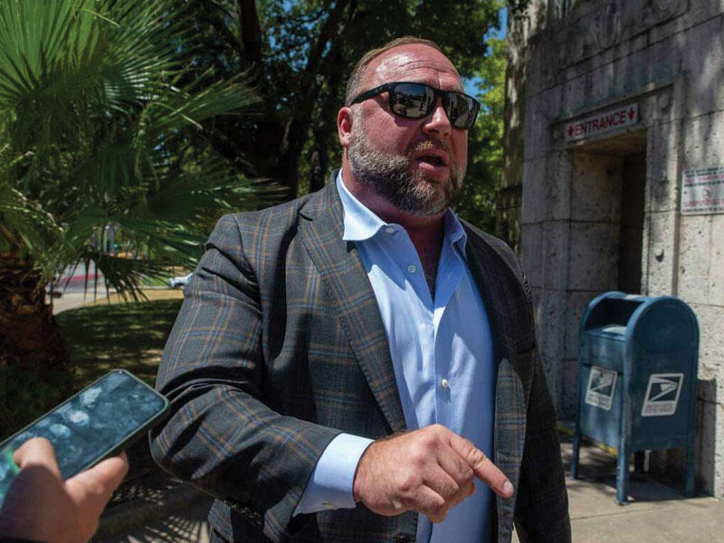  المذيع الأميركي أليكس جونز