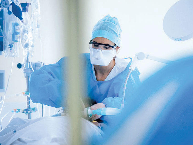 طبيبة يجري عملية لمريض (صورة ارشيفية)