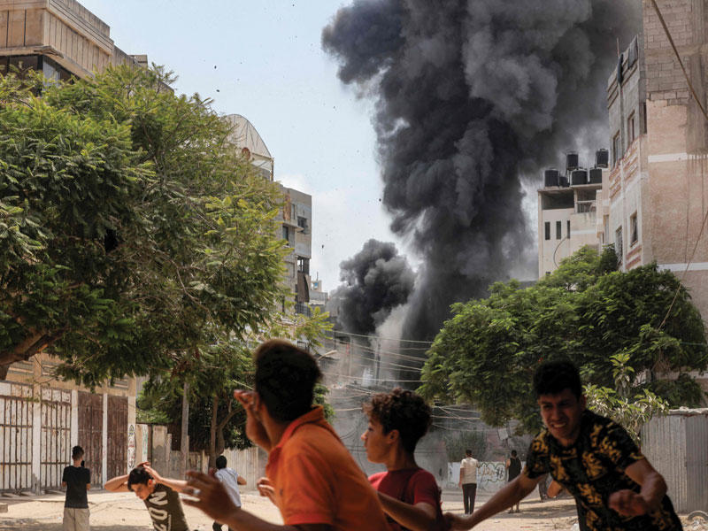 هروب اطفال فلسطينيون من القصف