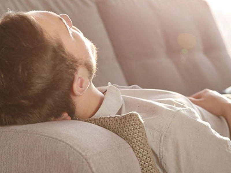 احد الاشخاص في فترة القيلولة