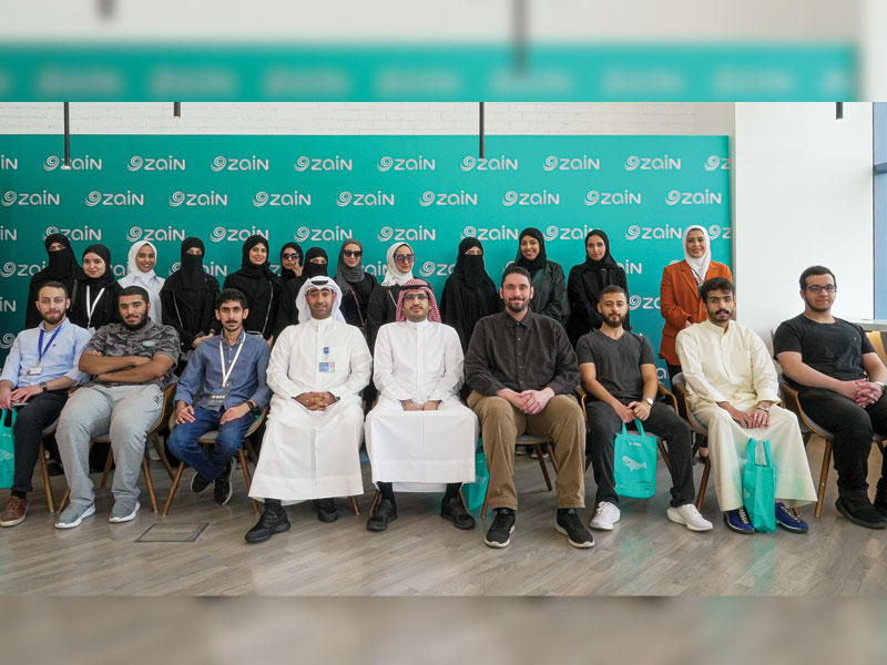  طلبة كلية الهندسة مع مسؤولي شركة زين خلال الزيارة