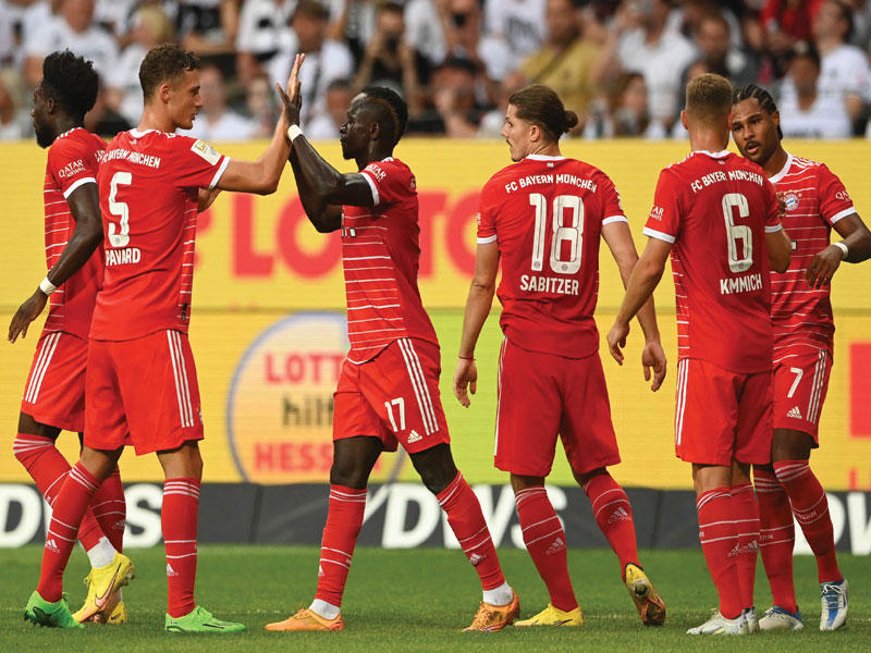 فرحة لاعبي بايرن ميونيخ بالفوز على آينتراخت