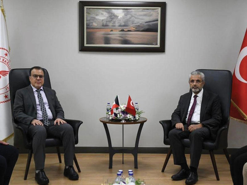 وزير الصحة د. خالد السعيد أثناء لقائه نائب وزير الصحة التركية، البروفيسور صباح الدين أيدن
