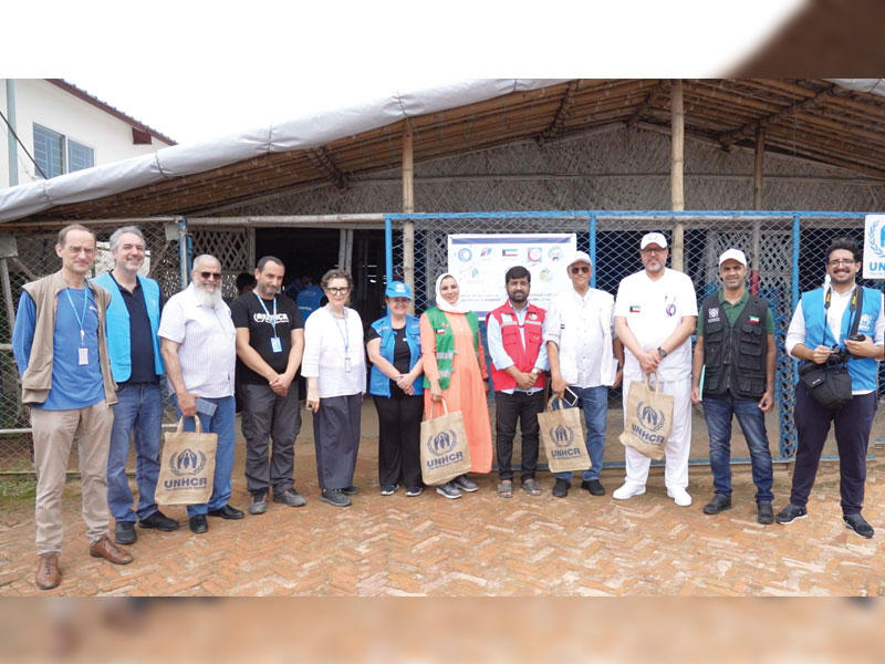 مدير مركز خدمات العلاقات العامة والتواصل الاجتماعي في البنك عبدالله السيف مع مسؤولي «الهلال الأحمر» ومفوضية اللاجئين