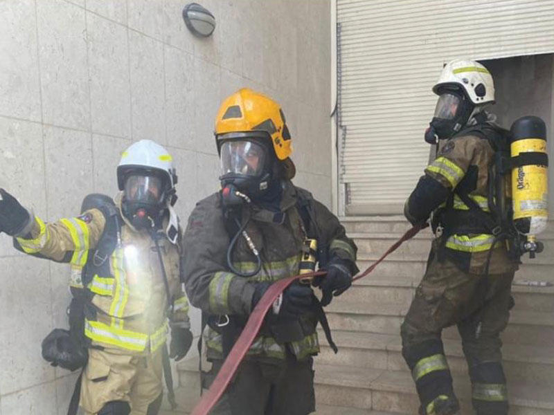 رجال «الإطفاء» يكافحون الحريق