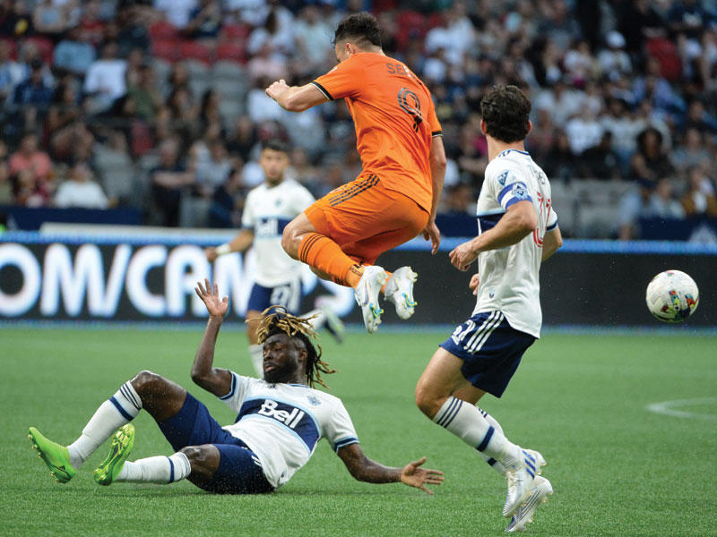 جانب من مواجهة ليون وأجاكسيو