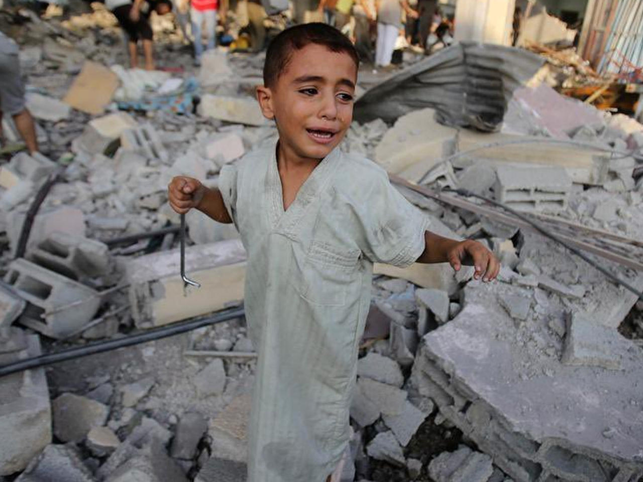 طفل فلسطيني يبحث عن ذويه