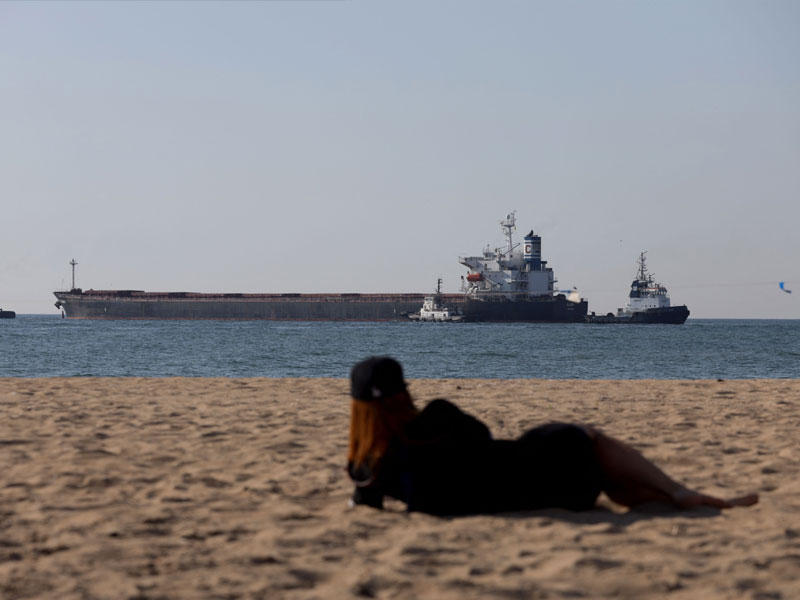 أوكرانية تتابع مغادرة ناقلة تحمل 66 ألف طن من الذرة لميناء تشورنومورسك أمس (أ ف ب)