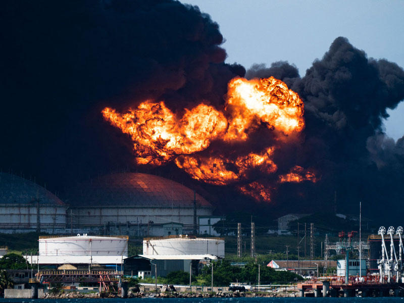 حريق هائل في مستودع نفط في كوبا