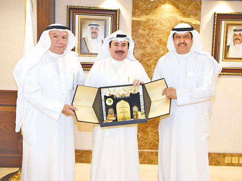 الأصفر وبوشهري خلال تكريم العلي