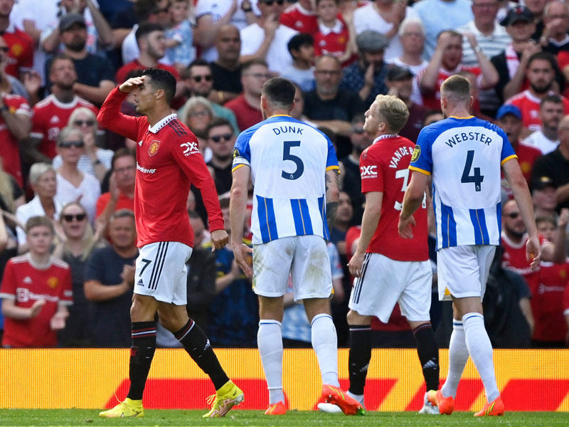 الهزيمة تبدو على رونالدو  (رويترز)