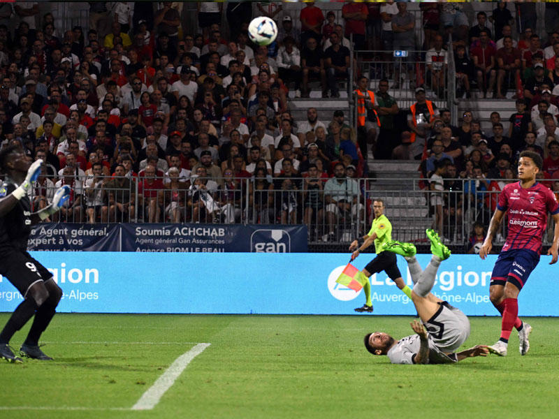 ميسي يسجل هدفه الثاني والأخير لباريس في مرمى كليرمون (أ ف ب)