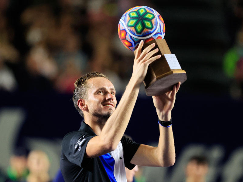 الروسي دانييل مدفيديف يحمل كأس «لوس كابوس»