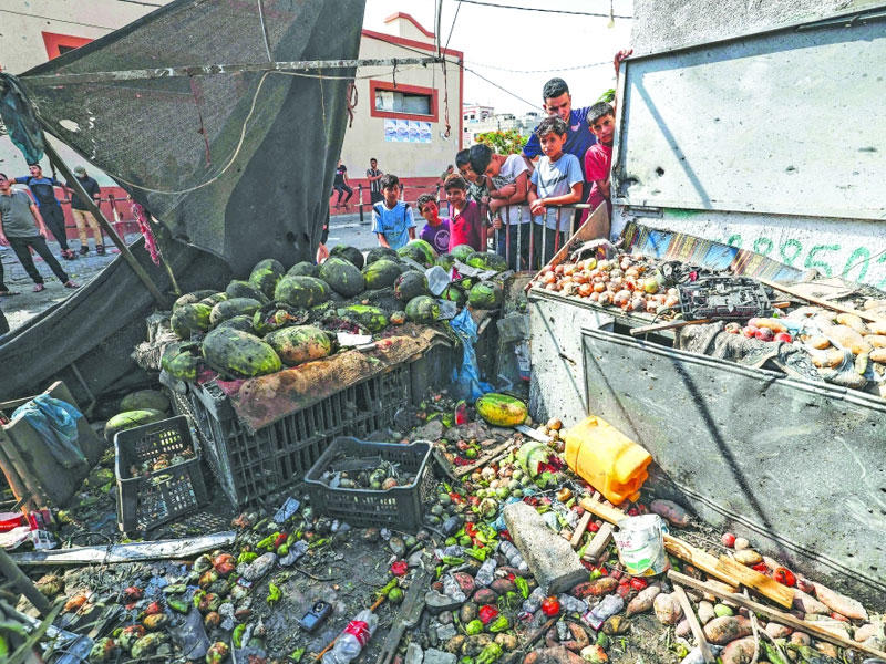 غارة دمرت سوق مخيم جباليا أمس (أ ف ب)