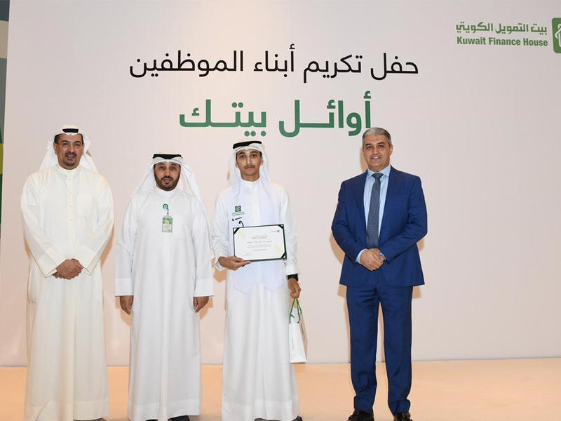 شادي زهران وزياد العمر في تكريم أحد أبناء الموظفين