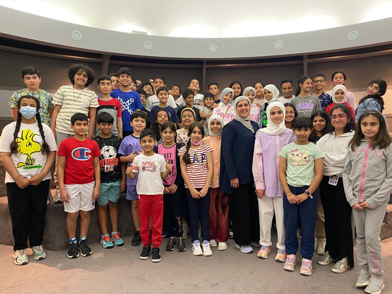 بهزاد تتوسط طلاب المخيم الصيفي في المركز العلمي